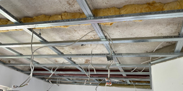 Detailaufnahme der Unterkonstruktion einer Trockenbaudecke.